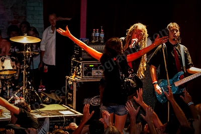 frenzal_rhomb_crowd_stagediving_capital_wyliepic_11_07_25.png