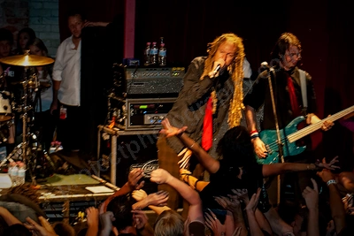 frenzal_rhomb_crowd_stagediving_capital_wyliepic_11_07_26.png
