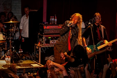 frenzal_rhomb_crowd_stagediving_capital_wyliepic_11_07_27.png