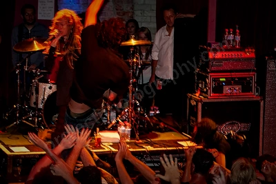 frenzal_rhomb_crowd_stagediving_capital_wyliepic_11_07_29.png