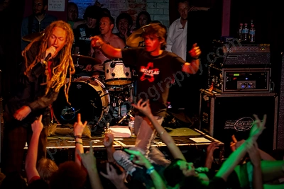 frenzal_rhomb_crowd_stagediving_capital_wyliepic_11_07_31.png