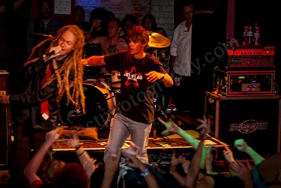 frenzal_rhomb_crowd_stagediving_capital_wyliepic_11_07_32.png