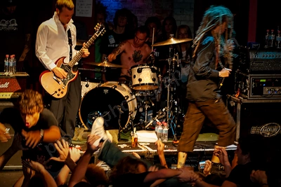 frenzal_rhomb_crowd_stagediving_capital_wyliepic_11_07_33.png