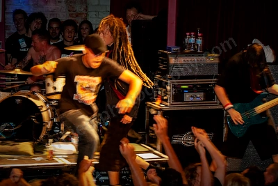 frenzal_rhomb_crowd_stagediving_capital_wyliepic_11_07_34.png