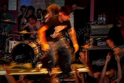 frenzal_rhomb_crowd_stagediving_capital_wyliepic_11_07_35.png