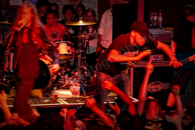 frenzal_rhomb_crowd_stagediving_capital_wyliepic_11_07_36.png