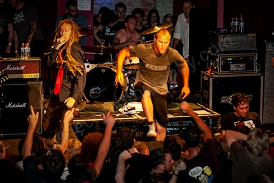 frenzal_rhomb_crowd_stagediving_capital_wyliepic_11_07_37.png