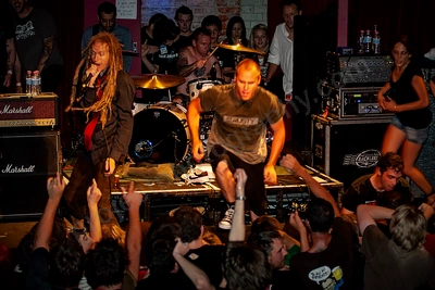 frenzal_rhomb_crowd_stagediving_capital_wyliepic_11_07_38.png