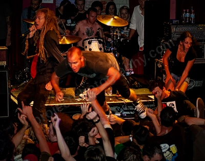 frenzal_rhomb_crowd_stagediving_capital_wyliepic_11_07_40.png