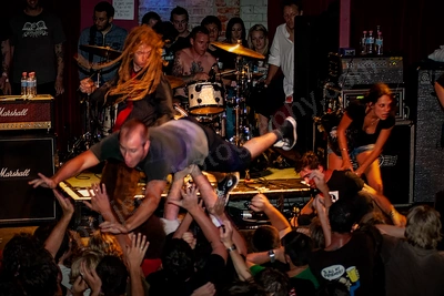 frenzal_rhomb_crowd_stagediving_capital_wyliepic_11_07_41.png