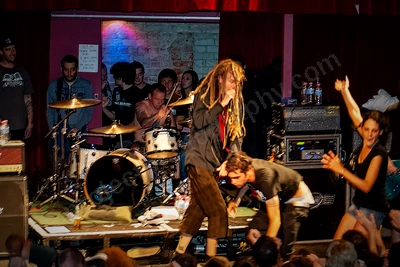 frenzal_rhomb_crowd_stagediving_capital_wyliepic_11_07_43.png