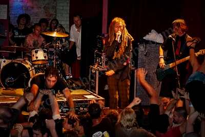 frenzal_rhomb_crowd_stagediving_capital_wyliepic_11_07_44.png