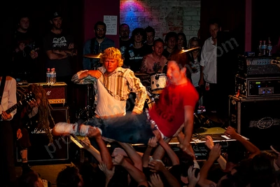 frenzal_rhomb_crowd_stagediving_capital_wyliepic_11_07_45.png