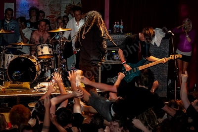 frenzal_rhomb_crowd_stagediving_capital_wyliepic_11_07_46.png