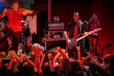 frenzal_rhomb_crowd_stagediving_capital_wyliepic_11_07_47.png