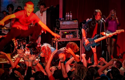 frenzal_rhomb_crowd_stagediving_capital_wyliepic_11_07_48.png