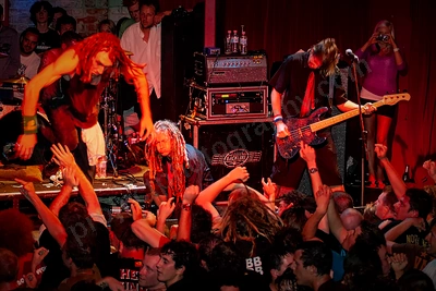 frenzal_rhomb_crowd_stagediving_capital_wyliepic_11_07_49.png