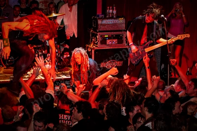 frenzal_rhomb_crowd_stagediving_capital_wyliepic_11_07_50.png