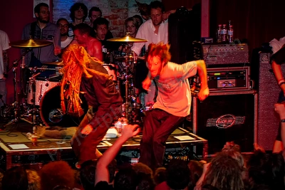 frenzal_rhomb_crowd_stagediving_capital_wyliepic_11_07_51.png