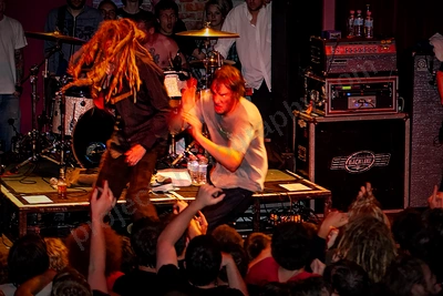 frenzal_rhomb_crowd_stagediving_capital_wyliepic_11_07_52.png