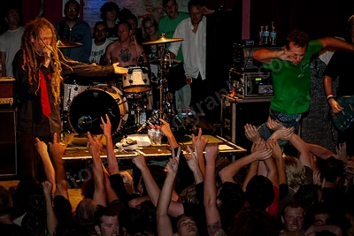 frenzal_rhomb_crowd_stagediving_capital_wyliepic_11_07_55.png