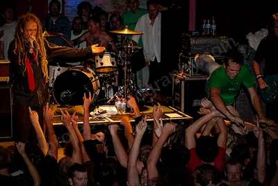 frenzal_rhomb_crowd_stagediving_capital_wyliepic_11_07_56.png