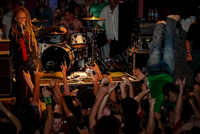 frenzal_rhomb_crowd_stagediving_capital_wyliepic_11_07_57.png