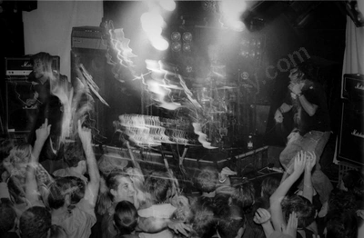 gerling_crowd_amp_2070_wyliepic_4_02_06.jpg