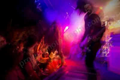 get_away_plan_crowd_amp_wyliepic_3_19_099.png