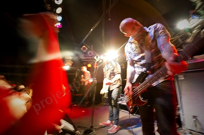 go_radio_crowd_amps_wyliepic_9_11_-05.png