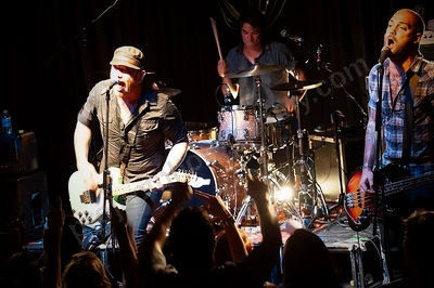 go_radio_crowd_amps_wyliepic_9_11_-08.png