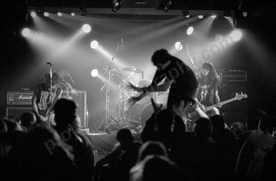 hardons_crowd_513_club_a_wyliepic_8_93_03.jpg