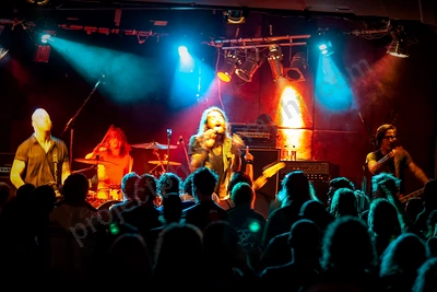 he_is_legend_crowd_rosemount_wyliepic_9_07_00.png
