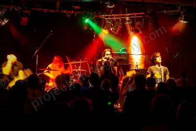 he_is_legend_crowd_rosemount_wyliepic_9_07_01.png