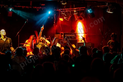 he_is_legend_crowd_rosemount_wyliepic_9_07_03.png