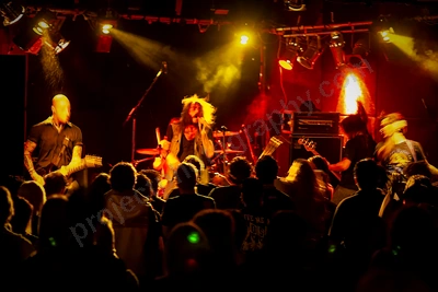he_is_legend_crowd_rosemount_wyliepic_9_07_04.png