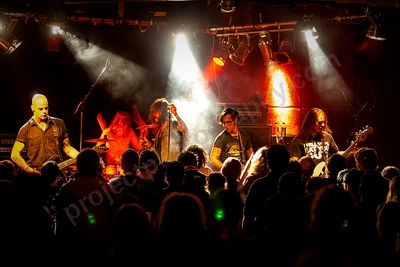 he_is_legend_crowd_rosemount_wyliepic_9_07_11.png