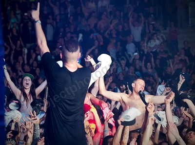 hilltop_hoods_crowd_tits_red_hill_wyliepic_6_12_14_07.png