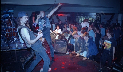 hitmen_crowd_142_ozone_wyliepic_1991_00.jpg