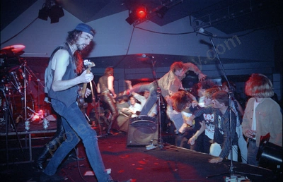 hitmen_crowd_142_ozone_wyliepic_1991_01.jpg