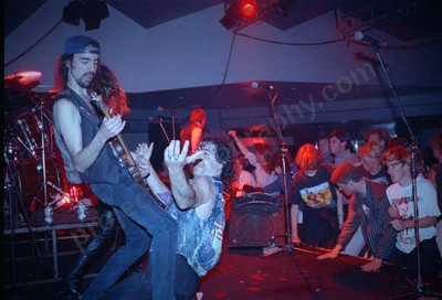 hitmen_crowd_142_ozone_wyliepic_1991_02.jpg