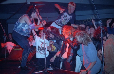 hitmen_crowd_142_ozone_wyliepic_1991_04.jpg