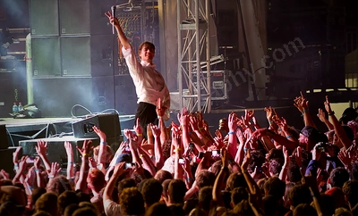 hives_crowd_southbound_wyliepic_1_13_00.png