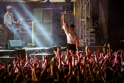 hives_crowd_southbound_wyliepic_1_13_01.png