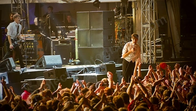 hives_crowd_southbound_wyliepic_1_13_02.png