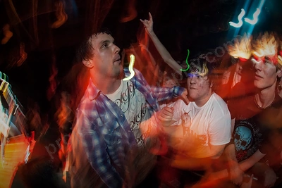 i_killed_the_prom_queen_crowd_fly_by_night_wyliepic_6_08_00.png