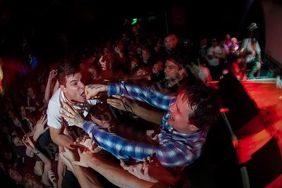 i_killed_the_prom_queen_crowd_fly_by_night_wyliepic_6_08_10.png