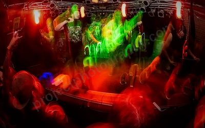 incrypt_crowd_amp_wyliepic_11_19_02.png
