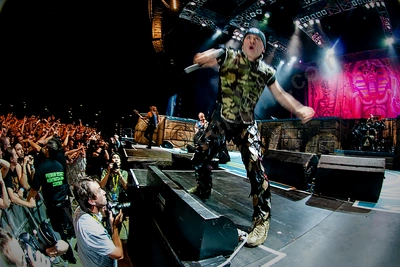 iron_maiden_crowd_burswood_wyliepic_2_08_03.png