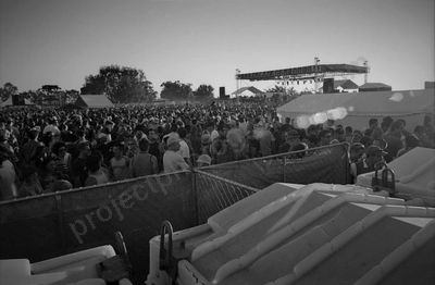 jamiroquai_crowd_belvoir_2077_wyliepic_2_02_01.jpg